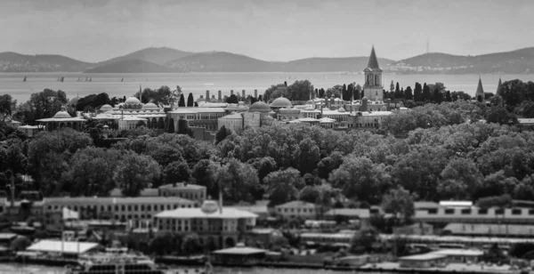 Vue panoramique d'Istanbul depuis la Tour Galata en monochrome — Photo