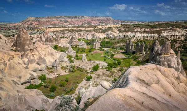 Famoso centro de vuelos en globo en el Goreme, Capadocia, Turco —  Fotos de Stock