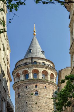 Galata kulesi, İstanb'ın Avrupa yakasında ünlü bir simge yapıdır.