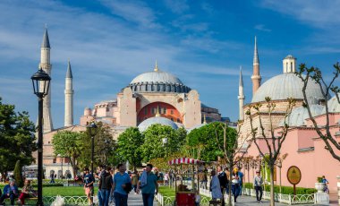 İstanbul, Türkiye - 02 Mayıs 2018: Başyazı: Ayasofya Camii'nin bahar aylarında İstanbul'da mavi gökyüzüne karşı