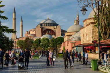 İstanbul, Türkiye - 02 Mayıs 2018: Başyazı: Ayasofya Camii'nin bahar aylarında İstanbul'da mavi gökyüzüne karşı