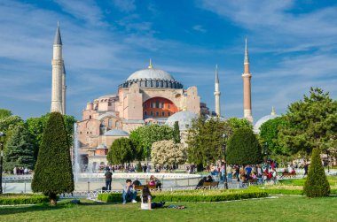 İstanbul, Türkiye - 02 Mayıs 2018: Başyazı: Ayasofya Camii'nin bahar aylarında İstanbul'da mavi gökyüzüne karşı