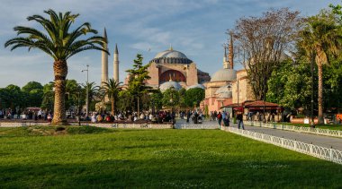 İstanbul, Türkiye - 02 Mayıs 2018: Başyazı: Ayasofya Camii'nin bahar aylarında İstanbul'da mavi gökyüzüne karşı