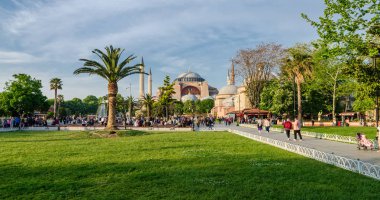İstanbul, Türkiye - 02 Mayıs 2018: Başyazı: Ayasofya Camii'nin bahar aylarında İstanbul'da mavi gökyüzüne karşı
