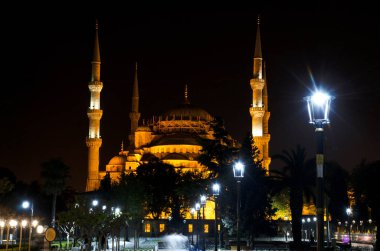 Gece Sultanahmet Camii veya Sultanahmet Camii, İstanbul, Türkiye. Blu