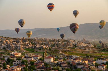 Kapadokya - 04 Mayıs 2018: Kapadokya Türkiye kaya manzaraya üzerinde uçan sıcak hava balonu
