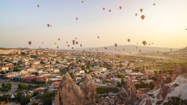 Kapadokya - 04 Mayıs 2018: Kapadokya Türkiye kaya manzaraya üzerinde uçan sıcak hava balonu