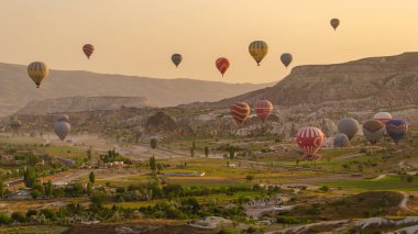 Kapadokya - 04 Mayıs 2018: Kapadokya Türkiye kaya manzaraya üzerinde uçan sıcak hava balonu