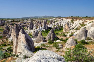 Kapadokya'nın panoramik görünümü. Cappadocia dünyanın her yerinden sıcak hava balonları ile uçmak için en iyi yerlerden biri olarak bilinir. Göreme, Kapadokya. Manzara arka plan.