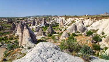 Kapadokya'nın panoramik görünümü. Cappadocia dünyanın her yerinden sıcak hava balonları ile uçmak için en iyi yerlerden biri olarak bilinir. Göreme, Kapadokya. Manzara arka plan.