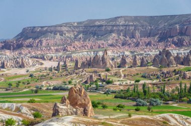 Kapadokya'nın panoramik görünümü. Cappadocia dünyanın her yerinden sıcak hava balonları ile uçmak için en iyi yerlerden biri olarak bilinir. Göreme, Kapadokya. Manzara arka plan.