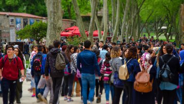 İstanbul Topkapı Müzesi'ni ziyaret eden kimliği belirsiz turistler,