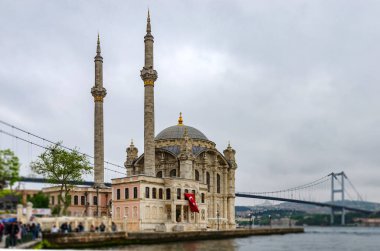 Istanbul. Ortaköy Camii ile Boğaz Köprüsü Istanbul'da görüntü