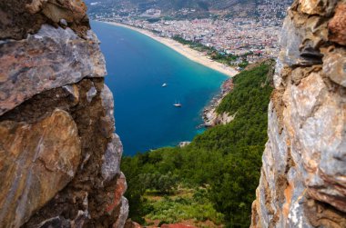 Alanya ve Alanya kalesinin Türkiye'deki panoramik manzarası siyah beyaz