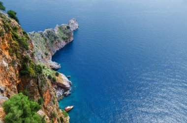 Alanya açıklarında kayalar. Yukarıdan görüntüle