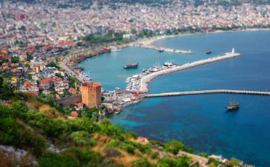 Alanya kalesinden Alanya ve Kızıl Kule manzarası. Türkiye