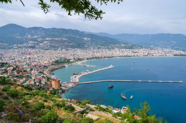 Alanya kalesinden Alanya ve Kızıl Kule manzarası. Türkiye