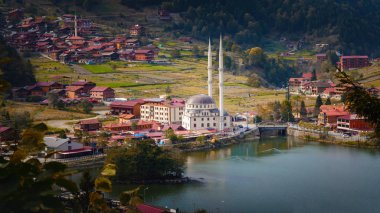 Trabzon / Türkiye - 09 Ekim 2018: Uzungöl'ün panoramik manzarası