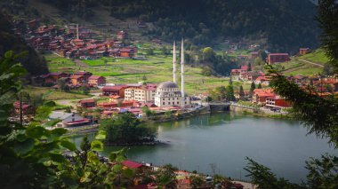 Trabzon / Türkiye - 09 Ekim 2018: Uzungöl'ün panoramik manzarası