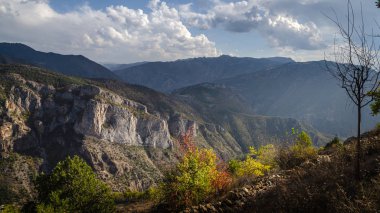 Türkiye'nin Karadeniz bölgesindeki Gümüşhane ili torul kenti yakınlarındaki Pontus Dağları'nın görünümü