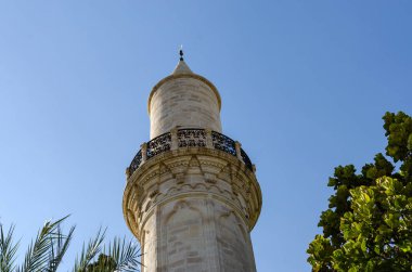Larnaka, Kıbrıs'taki caminin minaresi