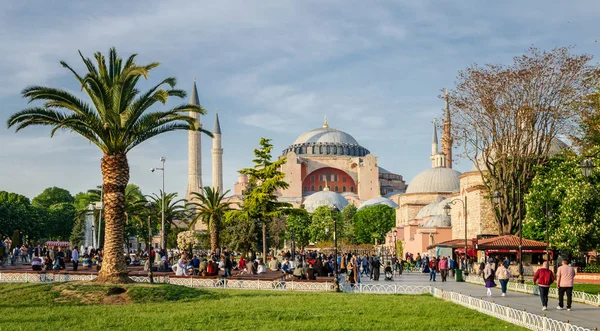 İstanbul, Türkiye - 02 Mayıs 2018: Başyazı: Ayasofya Camii'nin bahar aylarında İstanbul'da mavi gökyüzüne karşı