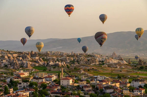 Kapadokya - 04 Mayıs 2018: Kapadokya Türkiye kaya manzaraya üzerinde uçan sıcak hava balonu