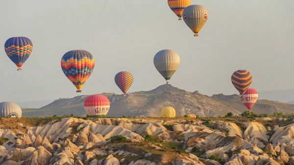 Cappadocia Turquia Maio 2018 Balão Quente Voando Sobre Paisagem Rochosa — Fotografia de Stock