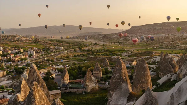 Cappadocia Turquie Mai 2018 Montgolfière Survolant Paysage Rocheux Cappadoce Turquie — Photo