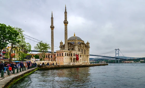 İstanbul, Türkiye - 05 Mayıs 2018 : Ortaköy mosqu'nun güzel görünümü