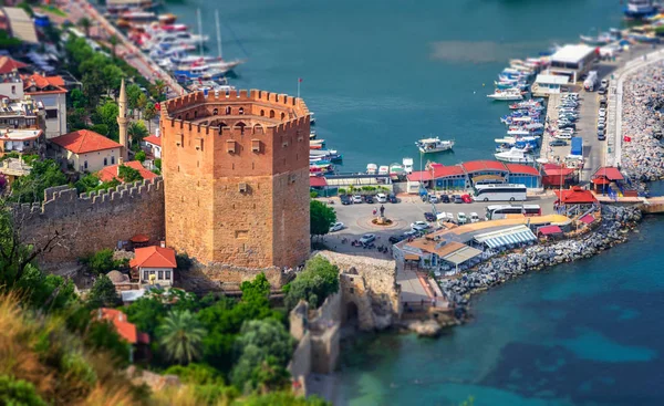 Pohled na Alanyu a Kyzil kule z pevnosti Alanya. Turecko — Stock fotografie
