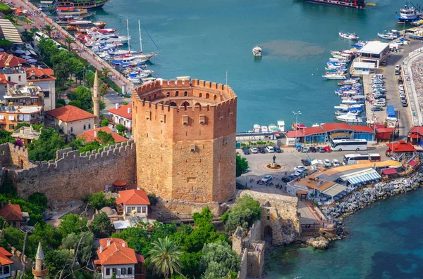 Pohled na Alanyu a Kyzil kule z pevnosti Alanya. Turecko — Stock fotografie