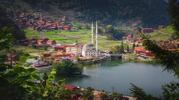 Trabzon / Türkiye - 09 Ekim 2018: Uzungöl'ün panoramik manzarası