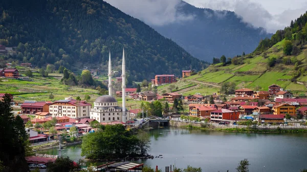 Trabzon / Türkiye - 09 Ekim 2018: Uzungöl'ün panoramik manzarası