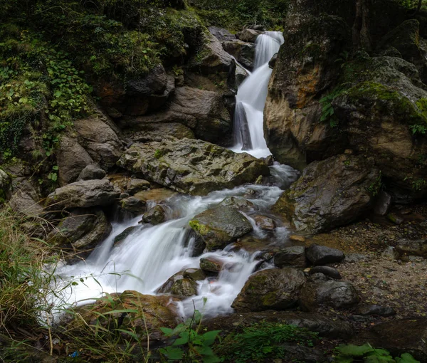 Een waterfal in RHE Trabzom bergen, Turkije, Zwarte Zee regio — Stockfoto