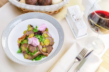 Sığır dili ve salatalık turşusu ile Salata