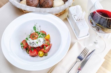 Mozzarella ve domates salatası.