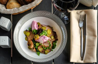 Sığır dili ve salatalık turşusu ile Salata