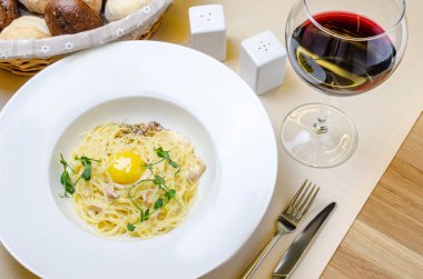 Makarna Carbonara parmesan ve sarısı beyaz b beyaz plaka üzerinde beyaz plaka üzerinde