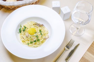 Ham sarısı carbonara makarna, restoran menüsü için fotoğraf