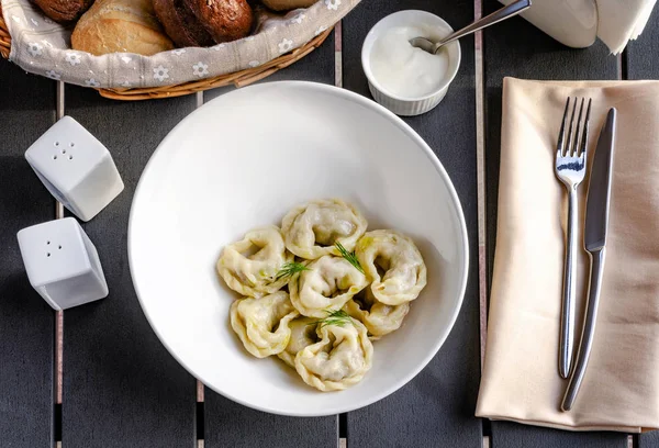 Gnocchi in un piatto servito su un tavolo di legno — Foto Stock