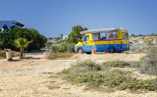 Ayia Napa, Ciprus-június 16: motoros eladja fagylaltot és Fres — Stock Fotó