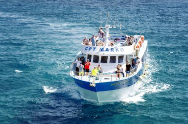 Ayia Napa, Kıbrıs - 16 Haziran 2016 : Turistler tekne keyfi yapıyor