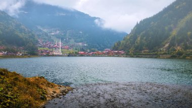 Türkiye 'nin Trabzon kentindeki en güzel turistik yerlerden biri. Uzungol - alabalık gölü ve küçük bir köyü olan bir dağ vadisi