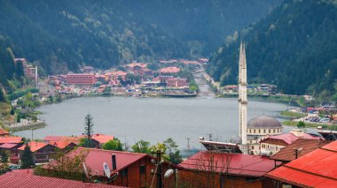 Trabzon, Türkiye - 9 Ekim 2018; Uzungol (Uzun Göl) bölgesi Türkiye 'nin en güzel turistik yerleri. Trabzon, Türkiye 'de alabalık gölü ve küçük bir köyü olan dağ vadisi. Popüler hedef