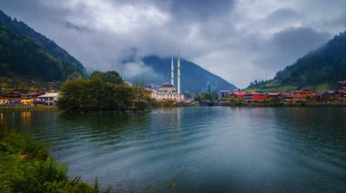 Türkiye 'nin Trabzon kentindeki en güzel turistik yerlerden biri. Uzungol - alabalık gölü ve küçük bir köyü olan bir dağ vadisi