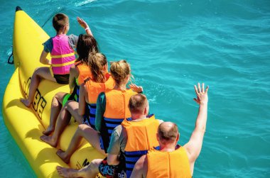 El Gouna / Mısır - 11 Nisan 2015: Deniz eğlencesi, mutlu insanlar ri