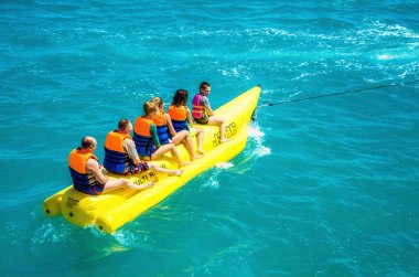 El Gouna / Mısır - 11 Nisan 2015: Deniz eğlencesi, mutlu insanlar ri