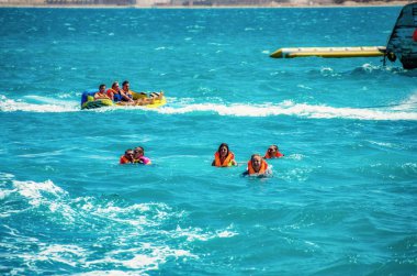 El Gouna / Mısır - 11 Nisan 2015: Kimliği belirsiz turistler
