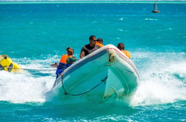 El Gouna / Mısır - 11 Nisan 2015: Muz teknesinde yaşanan bir olay sonrasında kimliği belirsiz turistler